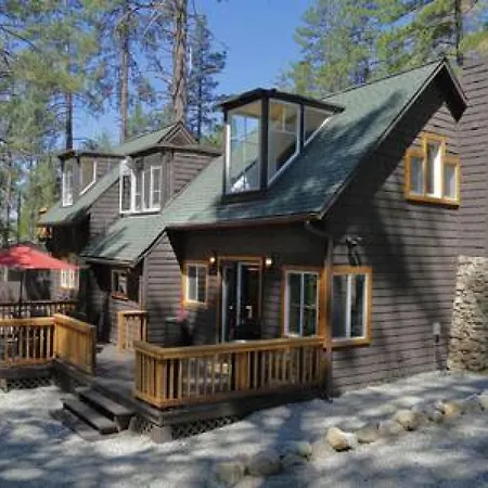 Hobbit House - Charming In Town Villa